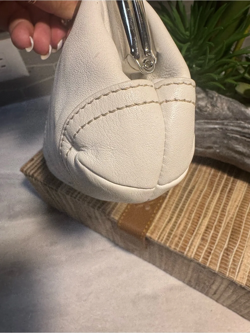 Like NEW Coach KISS LOCK Soft Off White Leather Clutch 2 Tone HangTag Fits Phone